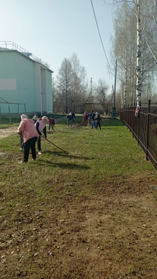 Субботник по приборке пришкольной территории.