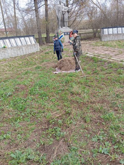 Субботник у памятника павшим воинам - землякам Шварихинского СП в годы Великой Отечественной войны.